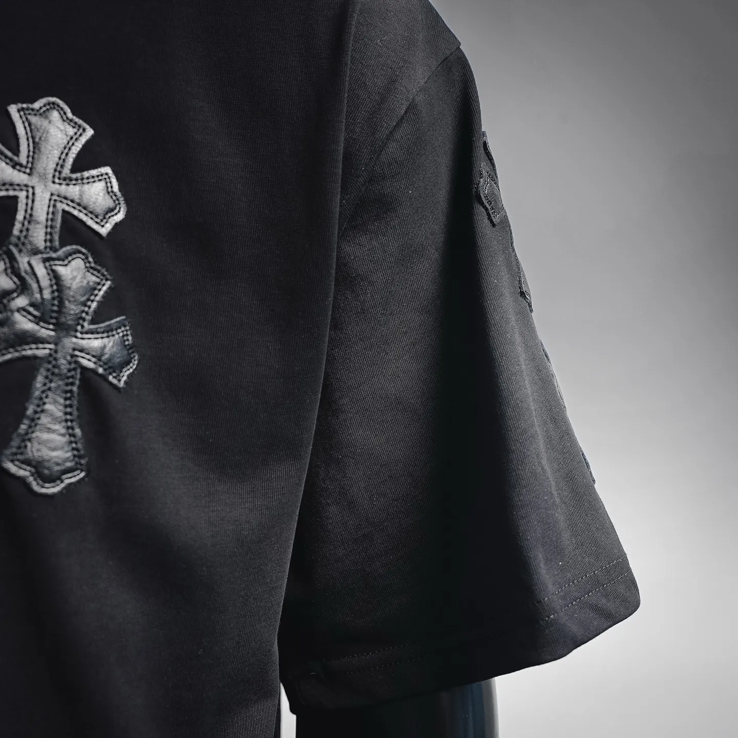 140 Chtome Hearta/ 26ss T Premium ，40 。 ！ Versatile 。 Same Style ：Black Size：XS-L